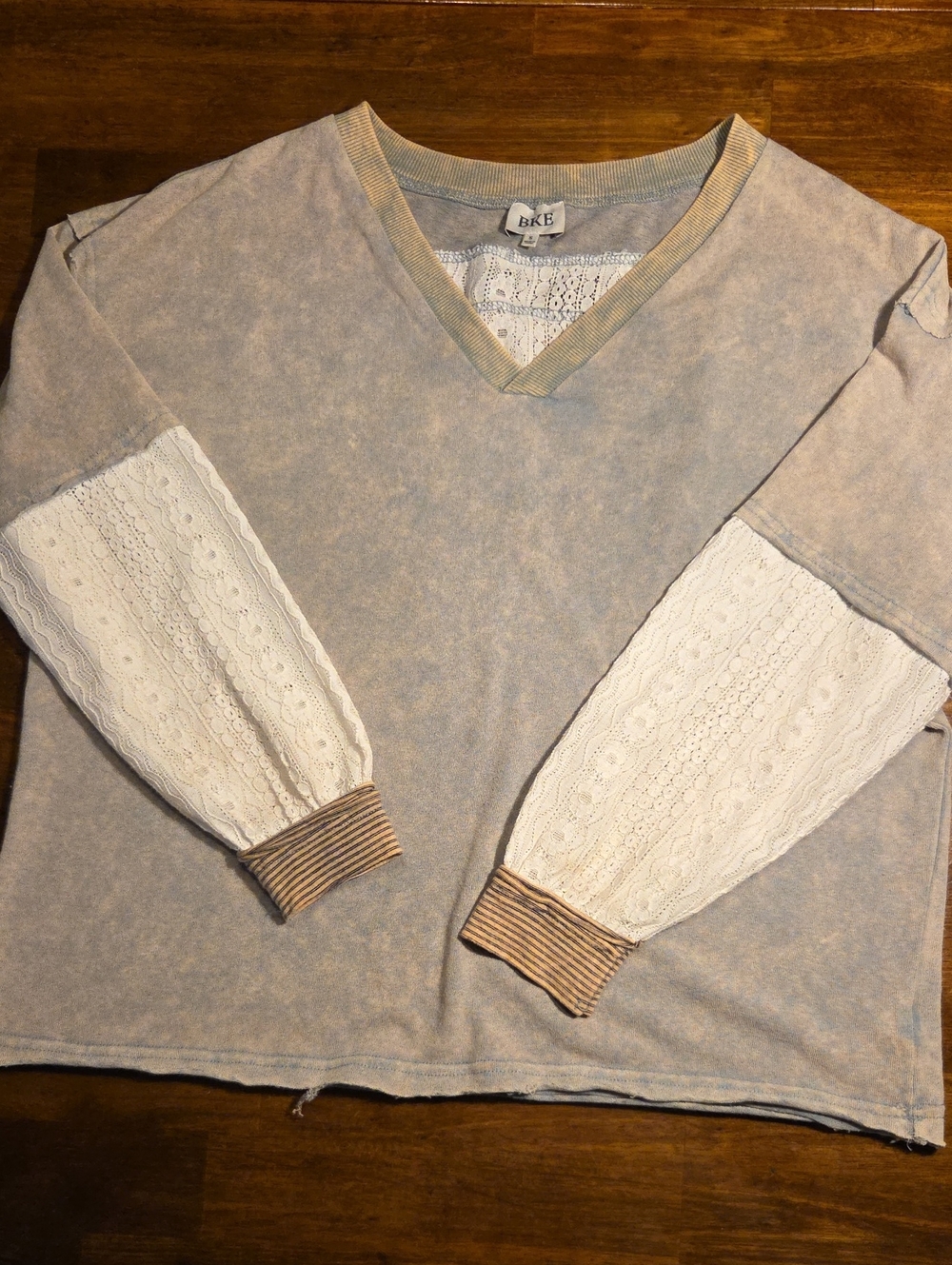 BKE Women's V-Neck Pullover Sweater with Lace Sleeves - Cream & Light Taupe